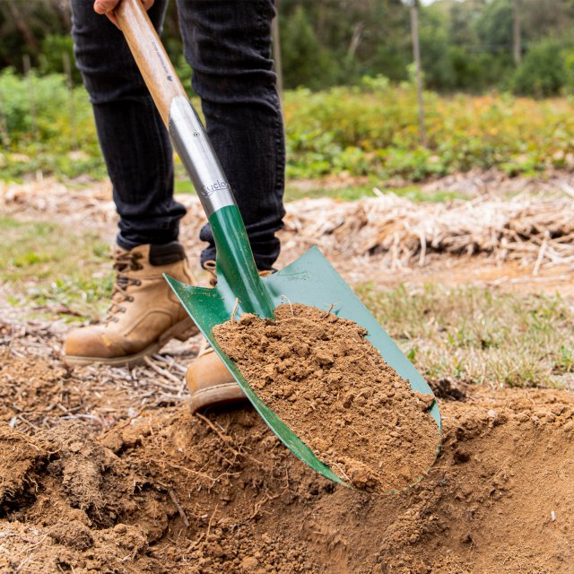 Spade for digging store post holes
